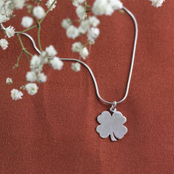 Nice Gift Engravable Shamrock Pendant with Baby Snake Chain Necklace